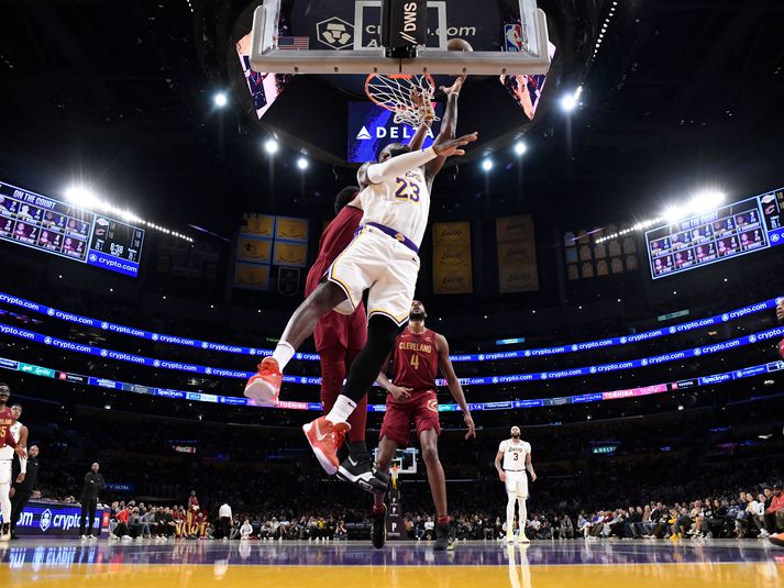 LeBron James átti góðan leik fyrir Los Angeles Lakers í nótt.