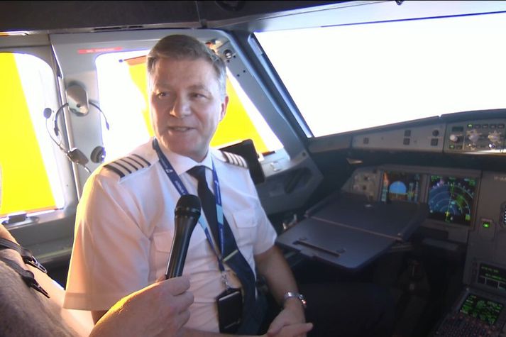 Kári Kárason, flotastjóri Airbus-véla hjá Icelandair, segir hafa tekið lengri tíma að venjast því að hafa borð fyrir framan sig en að fljúga vélinni með stýrispinna.