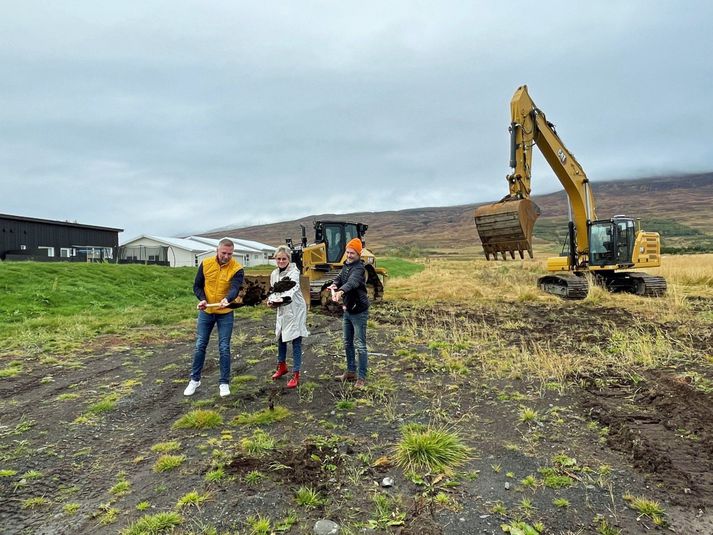 Fulltrúarnir þrír tóku allir fyrstu skóflustunguna. Frá vinstri: Heimir Örn Árnason, formaður bæjarráðs, Halla Björk Reynisdóttir, forseti bæjarstjórnar, og Andri Teitsson, formaður umhverfis- og mannvirkjaráðs.