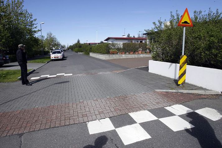 Slysagildra við Blómvang í Hafnarfirði. Þarna átti slys sér stað síðastliðinn laugardag. Eins og sjá má er engin leið fyrir ökumann að sjá vegfaranda sem kemur af göngustígnum, sem er handan við hvíta vegginn, fyrr en um seinan.