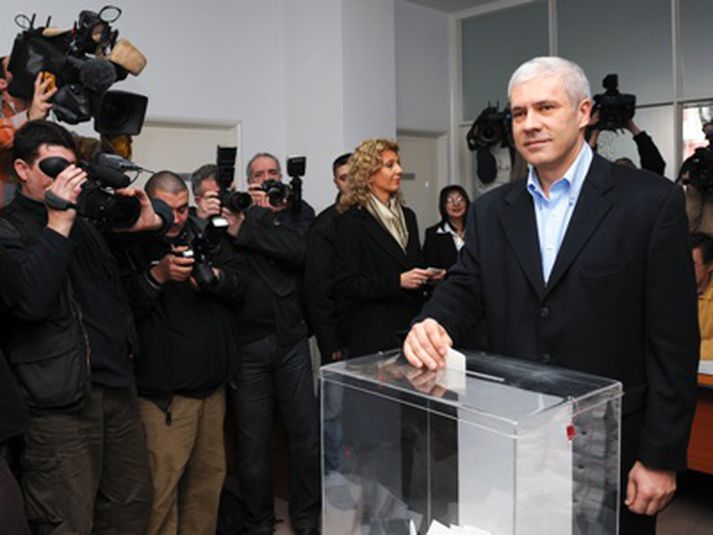 Boris Tadic kýs í forsetakosningunum sem fóru fram í landinu 3. febrúar.