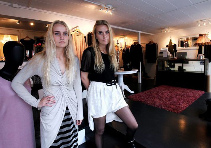 Rebekka og Katrín Alda Rafnsdætur selja verslun sína. 
