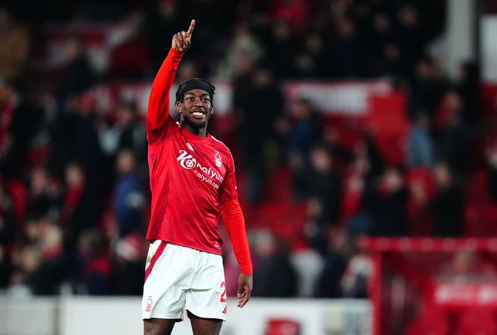 Anthony Elanga fagnar eftir að flautað var til leiksloka í viðureign Nottingham Forest og Manchester United.