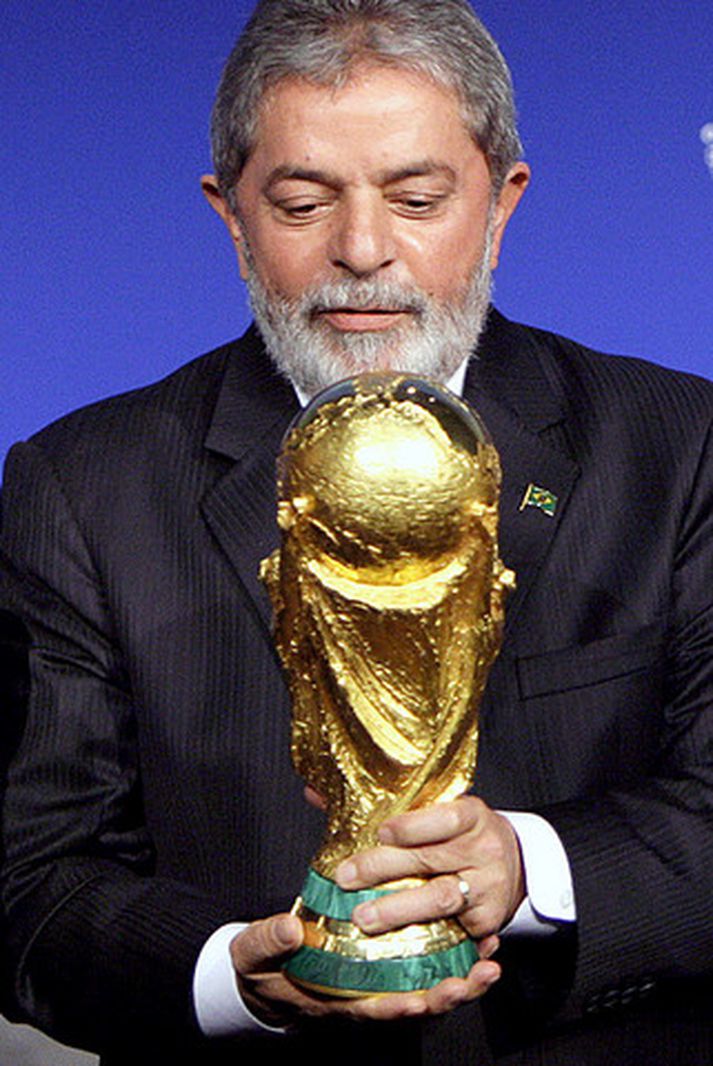 HM 2014 fer fram í Brasilíu en hér heldur forseti landsins á styttunni góðu.