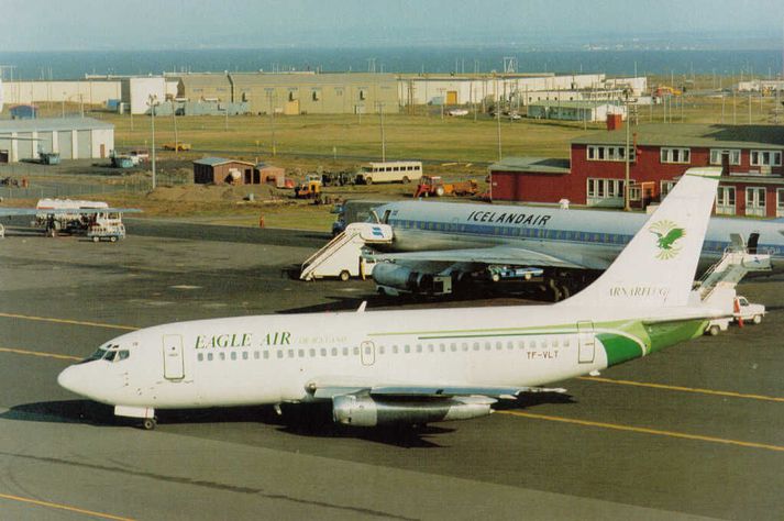 Boeing 737-þota Arnarflugs með DC 8-þotu Icelandair í baksýn að aka frá gömlu flugstöðinni á Keflavíkurflugvelli. Arnarflug lifði í fjórtán ár.