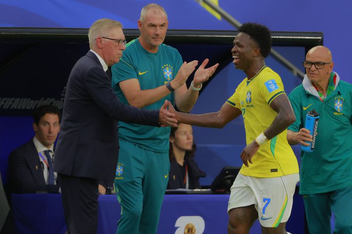 Vinicius Junior fagnar öðru marka sinna á móti Skotlandi með því að hlaupa til Carlo Ancelotti en Vini hefur skorað í öllum þremur leikjum Brasilíumanna á þessu heimsmeistaramóti.