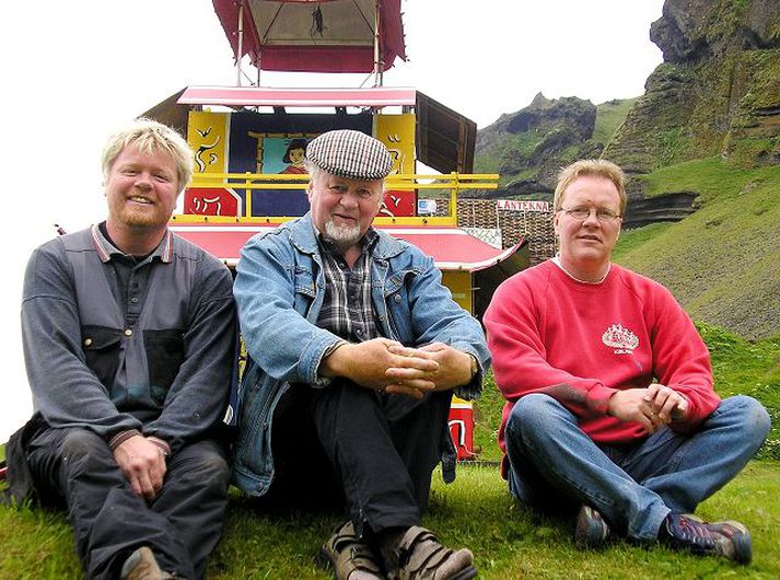 Feðgar í Þjóðhátíðarundirbúningi Guðjón Ólafsson frá Gíslholti er hér fyrir miðju ásamt sonum sínum, þeim Ósvaldi og Ólafi Tý. Synirnir hafa að mestu tekið af föður sínum í málningarvinnu fyrir Þjóðhátíð í Vestmannaeyjum.