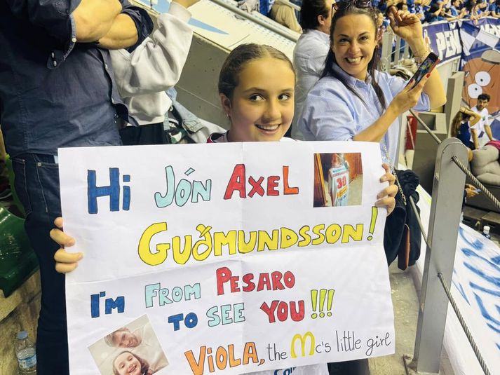 Aðdáandi Jóns Axels Guðmundssonar á leiknum í Burgos í gærkvöld, með sérstakt skilti sem hún hafði útbúið.