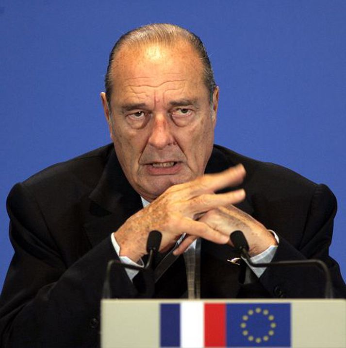 Brúnaþungur forseti. Jacques Chirac á blaðamannafundi eftir leiðtogafundinn í Hampton Court utan við Lundúnir í gær.
