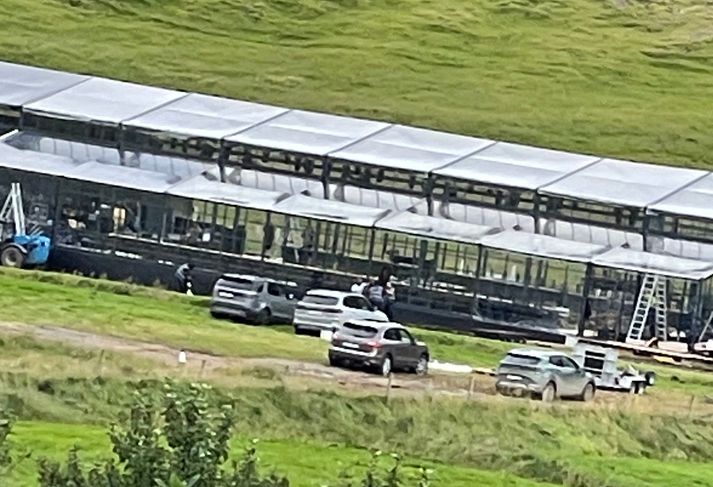 Búið er að reisa glerhýsi fyrir brúðkaupsveisluna. Þetta er reyndar ekki fyrsta sinn sem þau halda brúðkaupið sitt, heldur héldu þau aðra slíka veislu í Dubai í sumar samkvæmt heimildum fréttastofu.