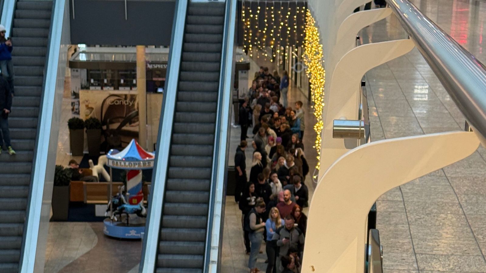 Gríðar­lega löng röð í verslun Nocco