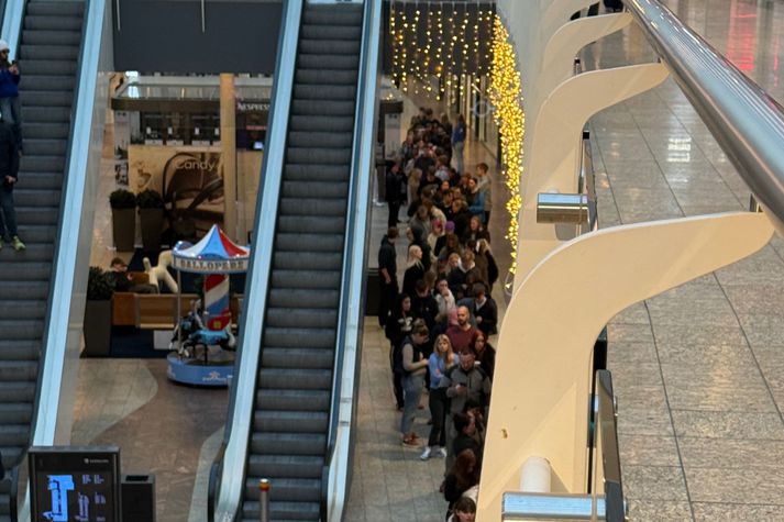 Röðin nær yfir hálfa Smáralind.