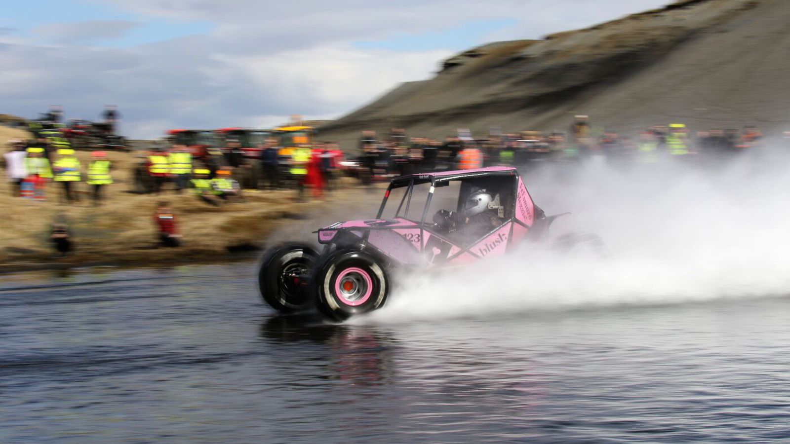 Betur fór en á horfðist þegar bíll endaði í á