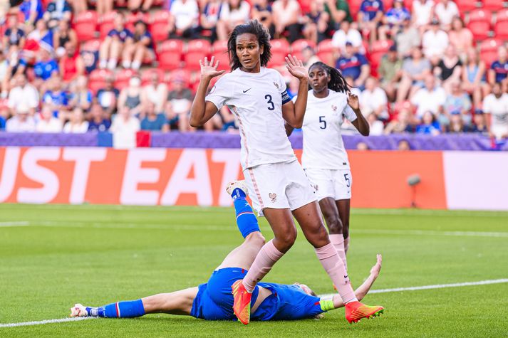 Sara Björk Gunnarsdóttir liggur í grasinu eftir samskipti sín við Wendie Renard á síðasta Evrópumóti.