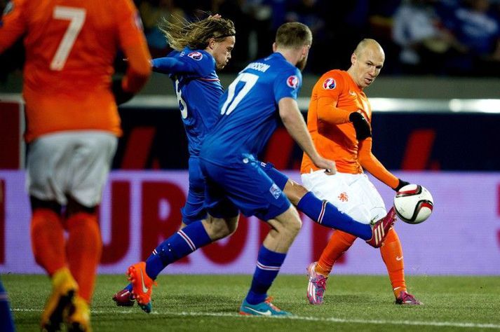 Arjen Robben á Laugardalsvelli í undankeppni EM 2016, í leik sem reyndar telst tæplega til fjölmargra góðra minninga hans úr fótboltanum.