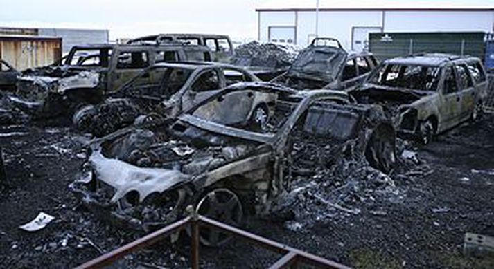 Lögreglan telur sannað að kveikt hafi verið í bílunum tíu í Vogum sem eru gjörónýtir.