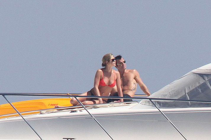 Jennifer Aniston og kærasti hennar, Justin Theroux silgdu um strendur Capri.