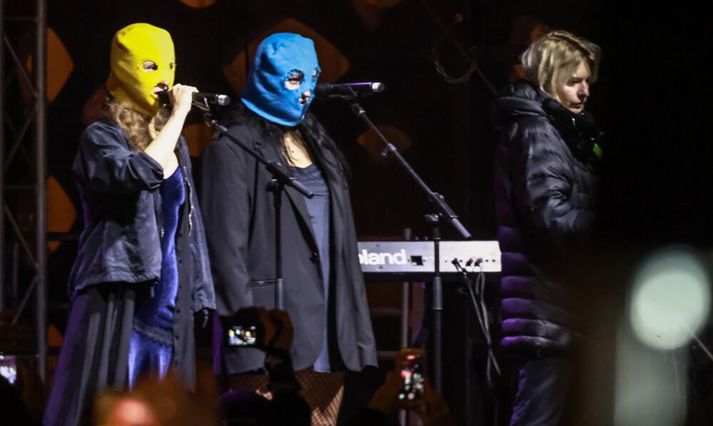 Meðlimir rússneska gjörninga- og andófshópsins Pussy Riot á sviði í Berlín árið 2024. Þrjár úr hópnum eru nú íslenskir ríkisborgarar.