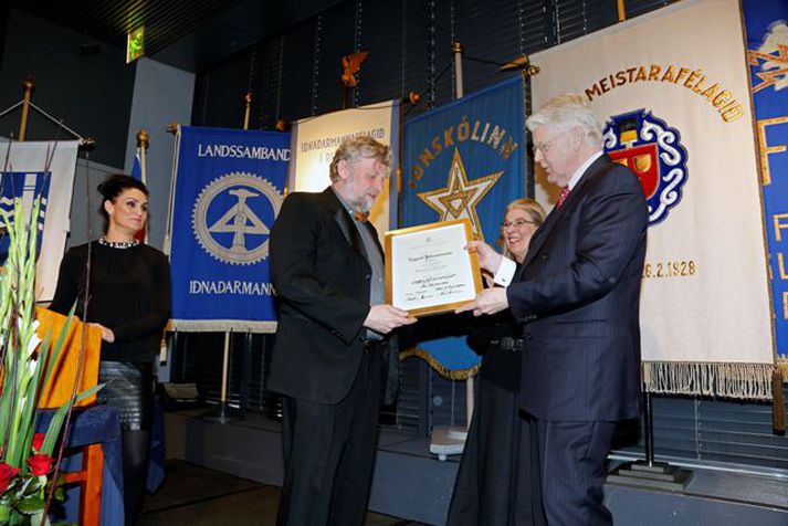 Forseti Íslands hr. Ólafur Ragnar Grímsson og Elsa Haraldsdóttir, formaður IMFR, afhentu Eggerti verðlaunin.