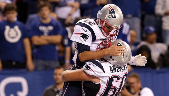 Brady er hér hampað af liðsfélaga í nótt.
