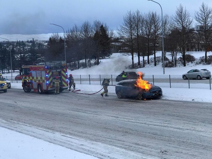 Slökkvilið að störfum á Miklubraut.