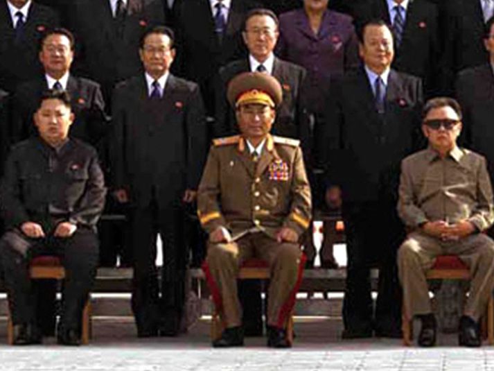 Kim Jong-Un, væntanlegur leiðtogi Norður Kóreu er til vinstri á myndinni. Elsti sonurinn er hinsvegar hvergi sjáanlegur.