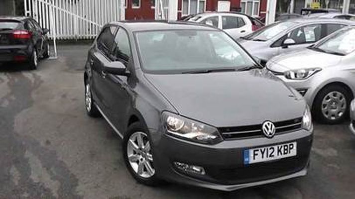 Bifreiðin er af gerðinni Volkswagen Polo, árgerð 2013, grá að lit.