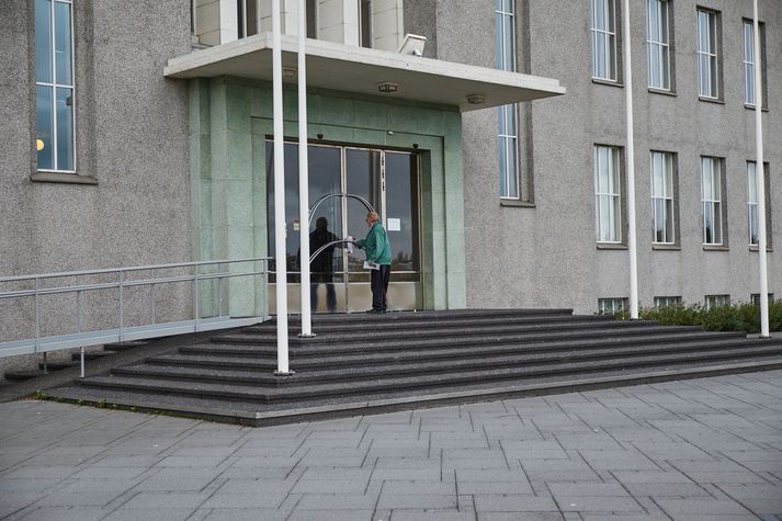 Fari allt á versta veg gætu einhverjir komið að lokuðum dyrum í háskólum landsins þegar kemur að prófatíð í desember. Prófessorar við ríkisháskóla undirbúa atkvæðagreiðslu um aðgerðir.