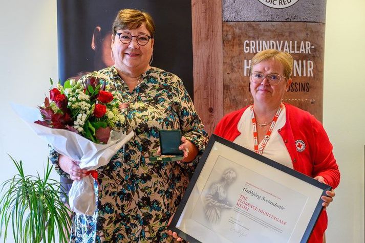 Guðbjörg ásamt Silju Báru Ómarsdóttir, formanni Rauða krossins á Íslandi, við athöfnina í dag.