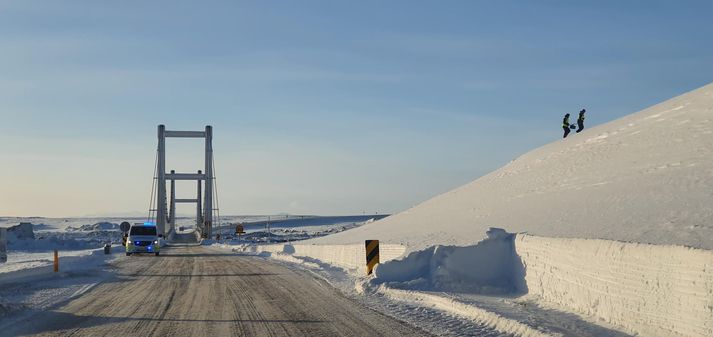 Enn er mikill krapi í Jökulsá á Fjöllum og ekki óhætt að hafa veginn opinn nema í björtu.