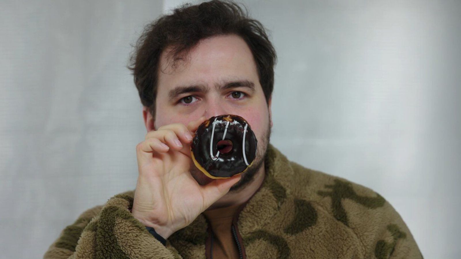 Kom gríðar­lega stórum hlut í gegnum kleinuhring án þess að skemma hann