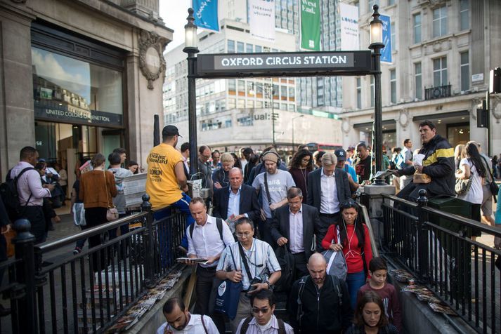 Oxford Circus er neðanjarðarlestarstöð við verslunargötuna Oxford Street.