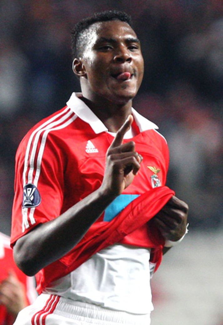 Ariza Makukula fagnar marki í leik með Benfica.