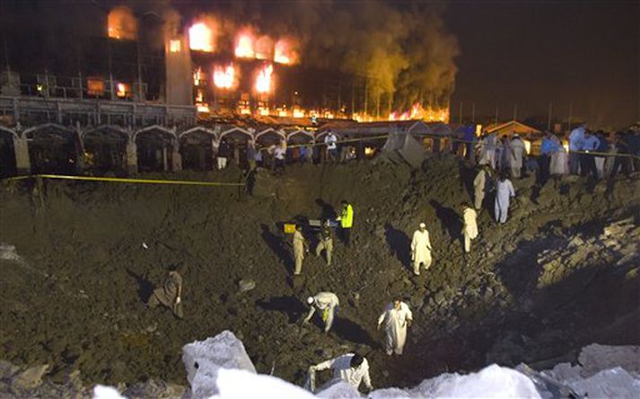 Mikill gígur myndaðist fyrir framan Marriott hótelið þegar trukkur fullur af sprengiefni sprakk þar í loft upp.