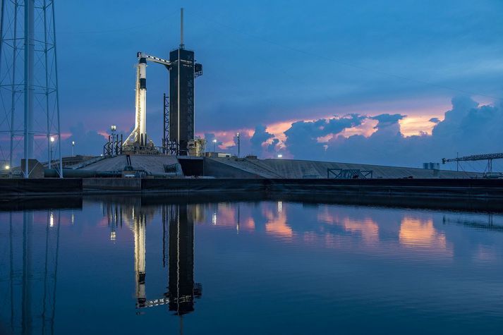 Crew Dragon geimfarið á toppi Falcon 9 eldflaugar í Flórída.