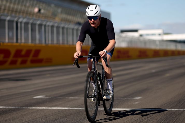 Valtteri Bottas lét sér fátt um finnast og hjólaði frá Malasíu til singapúr á fjórum dögum milli keppna.
