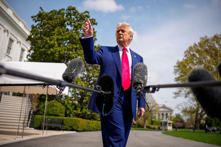 Donald Trump, forseti Bandaríkjanna, segist tilbúinn til viðræðna um tolla sína, eftir að ráðgjafar hans og ráðherra sögðu tollana komna til að vera.
