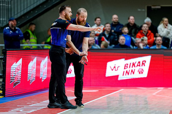 Arnar Guðjónsson ræðir dómgæsluna í bikarúrslitaleiknum gegn Val á dögunum. Hann fékk eins leiks bann eftir síðasta deildarleik Stjörnunnar, gegn Keflavík.