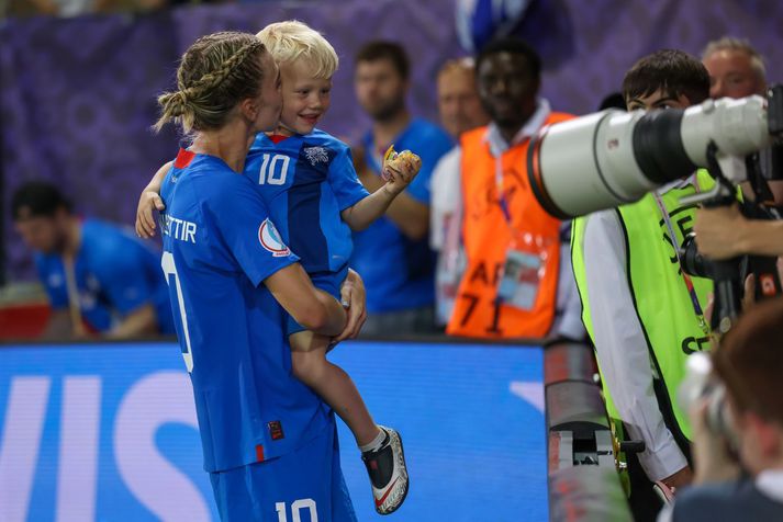 Dagný og Brynjar Atli sonur hennar á EM í Englandi árið 2022.