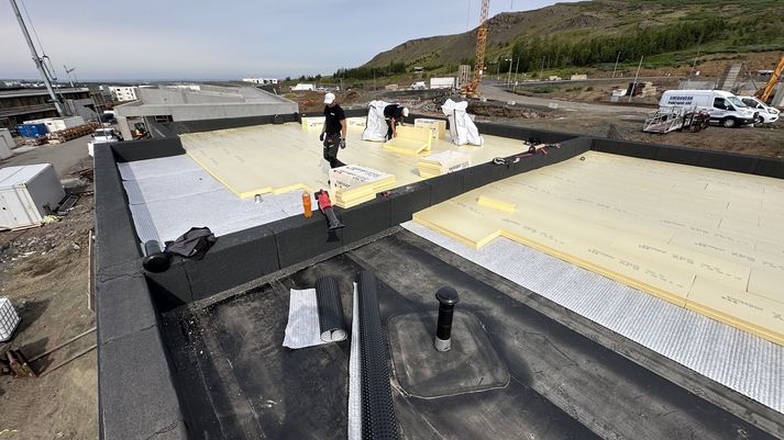 Þakefnasala Íslands hefur verið starfandi frá árinu 2021 og er bæði heildsala og verslun með hágæða þakefnisvörur.