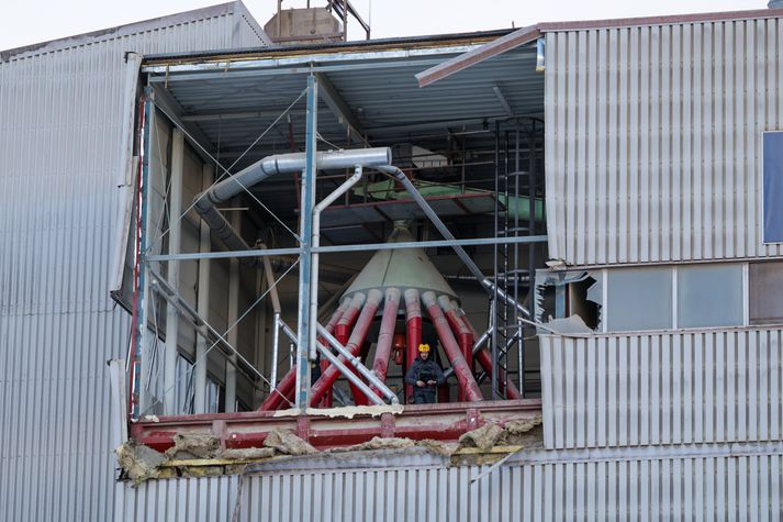 Gatið á hlið hússins er nokkuð stórt. Til samanburðar má sjá mann hægra megin í því.