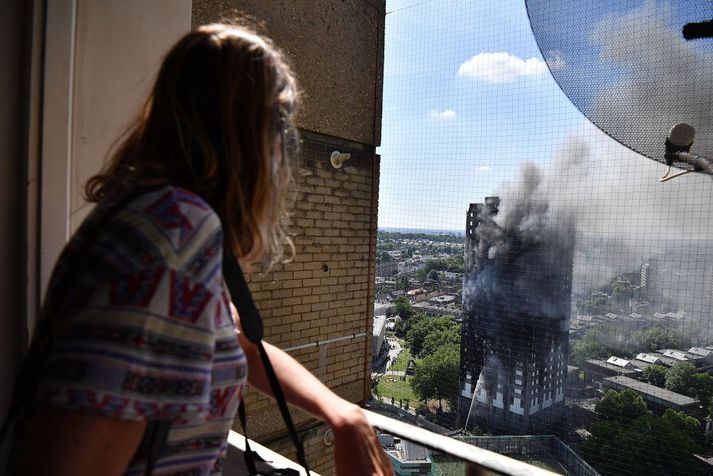 Sjónarvottur fylgist með aðgerðum við Grenfell Tower í morgun.