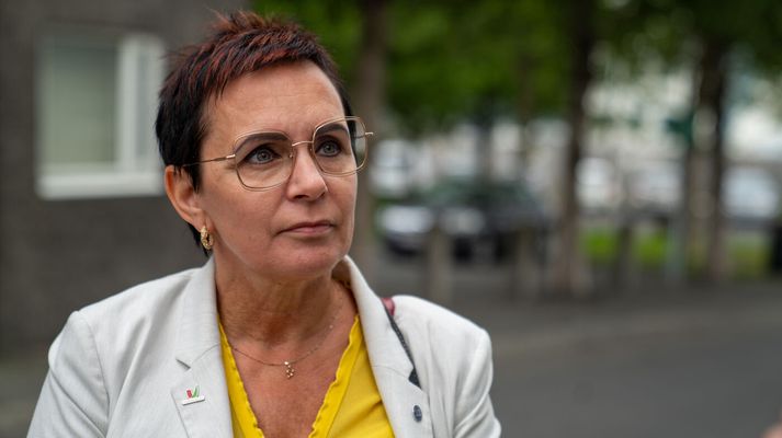 Bjarkey Olsen, þingkona VG, var matvælaráðherra á þeim tíma sem leyfið var gefið út. 