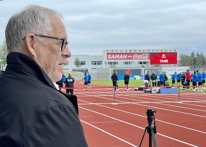 Lars Lagerbäck fylgist með æfingu íslenska liðsins.