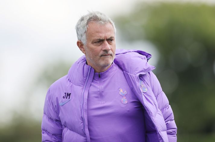 Mourinho í æfingagallanum á æfingasvæði Tottenham.