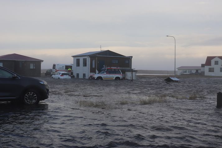 Sjór gekk á land í Garði í gær.