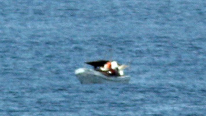 Farþegar um borð í skemmtiferðaskipinu tóku myndir af mönnunum á reki.