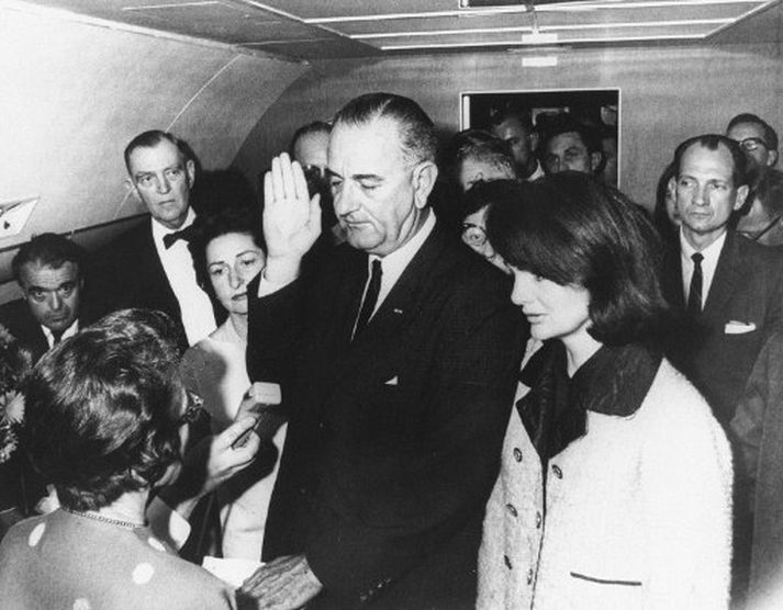 Lyndon Johnson sver embættiseiðinn í flugvélinni. Nú er búið að birta 42 mínútna kafla af upptökum úr vélinni.