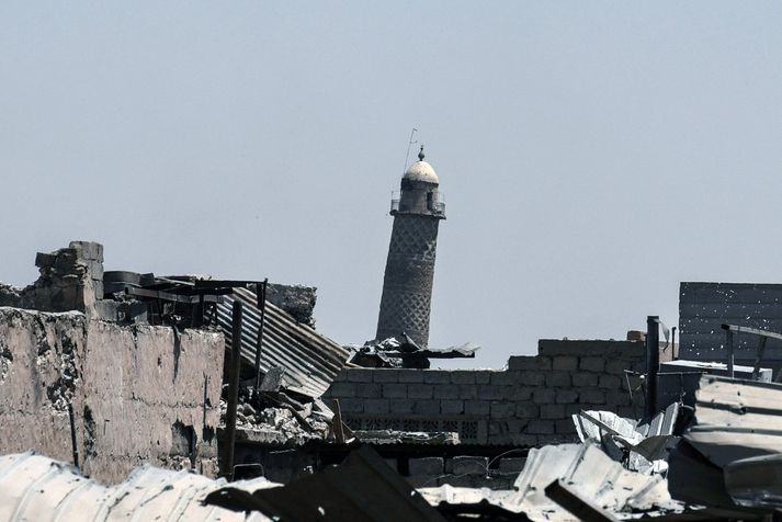 Hin skakka al-Hadba mínaretta al-Nuri moskunnar trónir yfir rústum Mósúl, áður en hún var sprengd. Nordicphotos/AFP