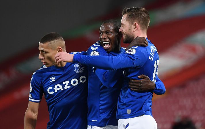 Ricarlison og Abdoulaye Doucouré fagna með Gylfa Þór Sigurðssyni eftir að hann skoraði seinna mark Everton í sigri á Liverpool á Anfield í febrúar 2021.